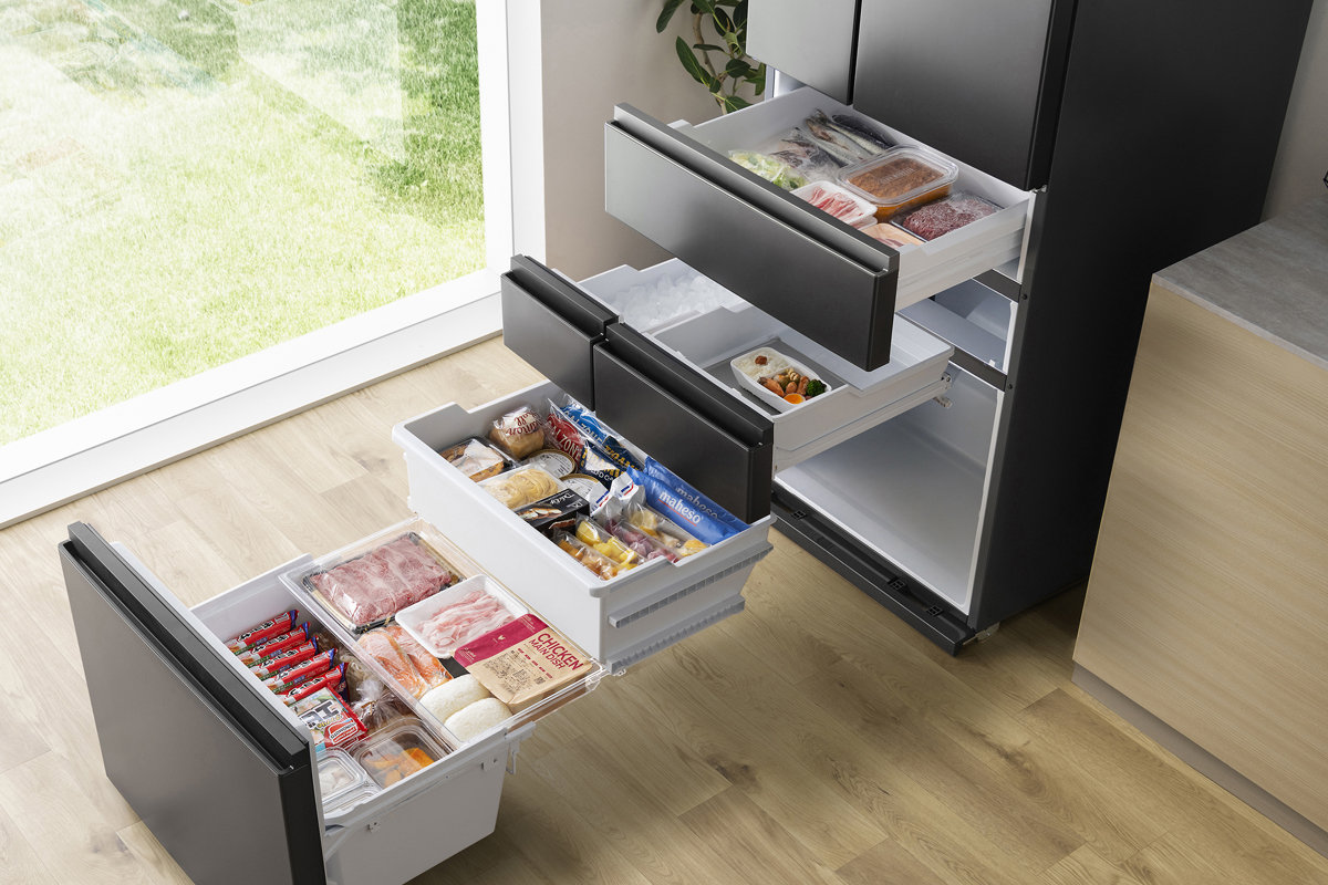 ほぼ半分が冷凍室で構成される