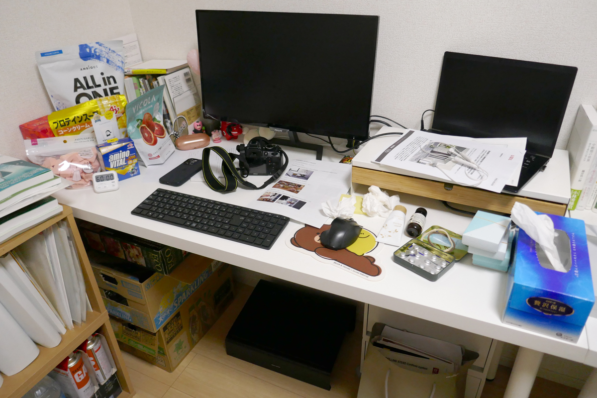 仕事に関係のない私物が机周りを侵食している場合も