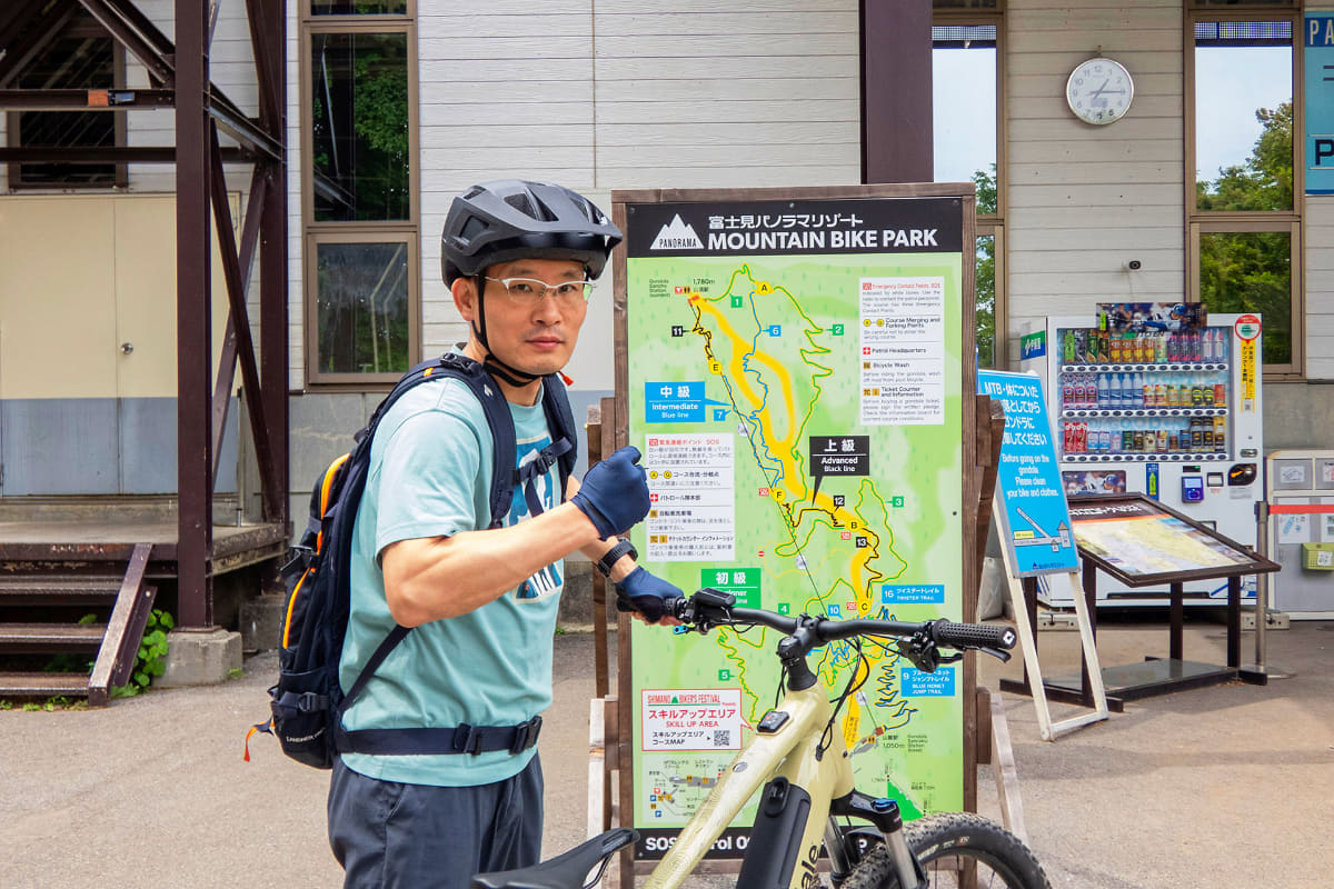 ゴンドラに乗って行くぜ！のポーズ。緊張からか表情が固いような……