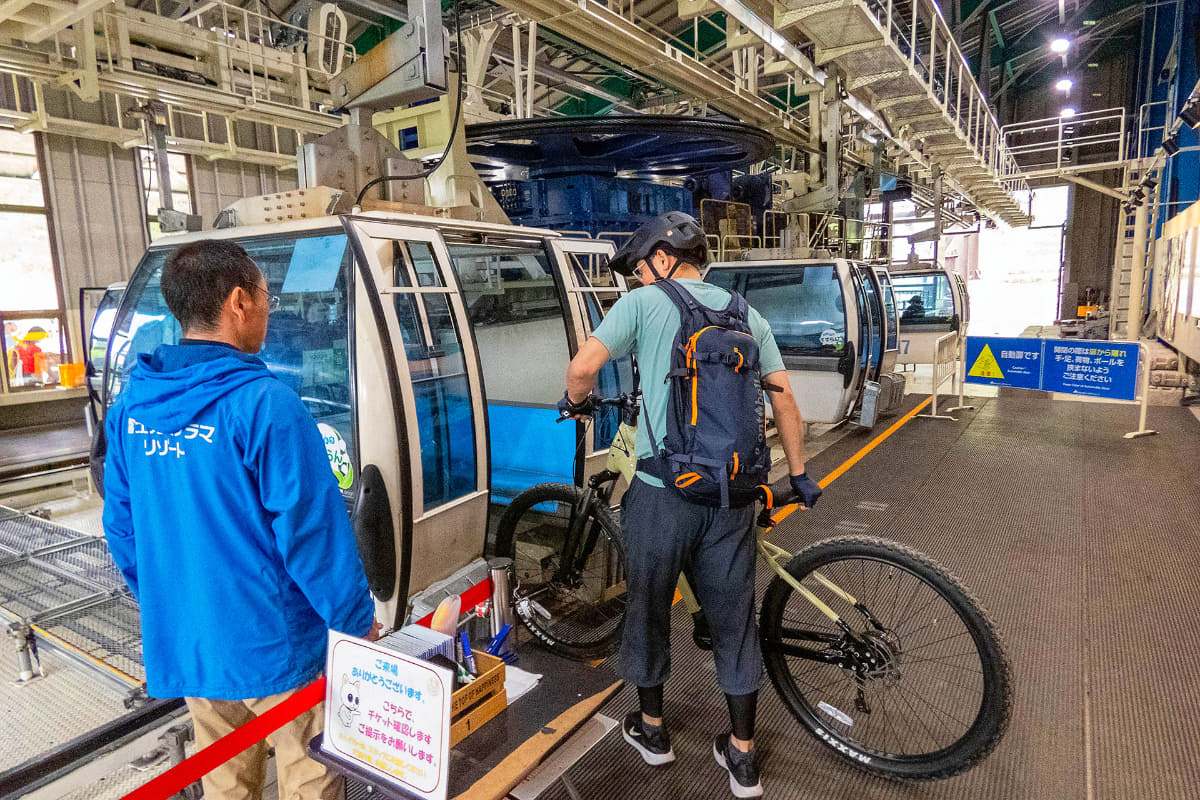 e-MTBと一緒にゴンドラに乗り込みます