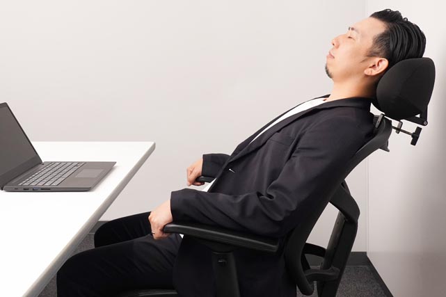 柔らかい素材で首元をサポート