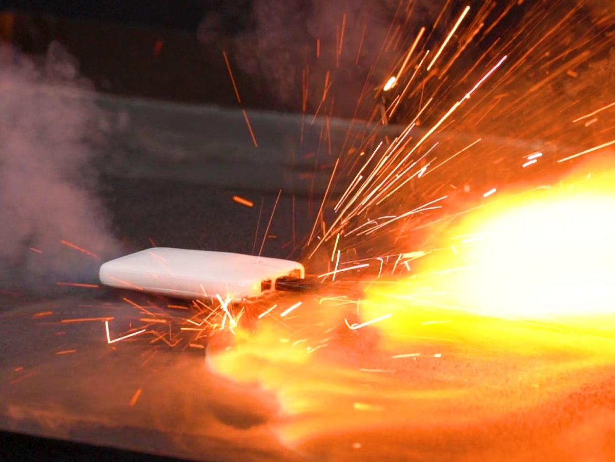 モバイルバッテリーの発火(再現実験)