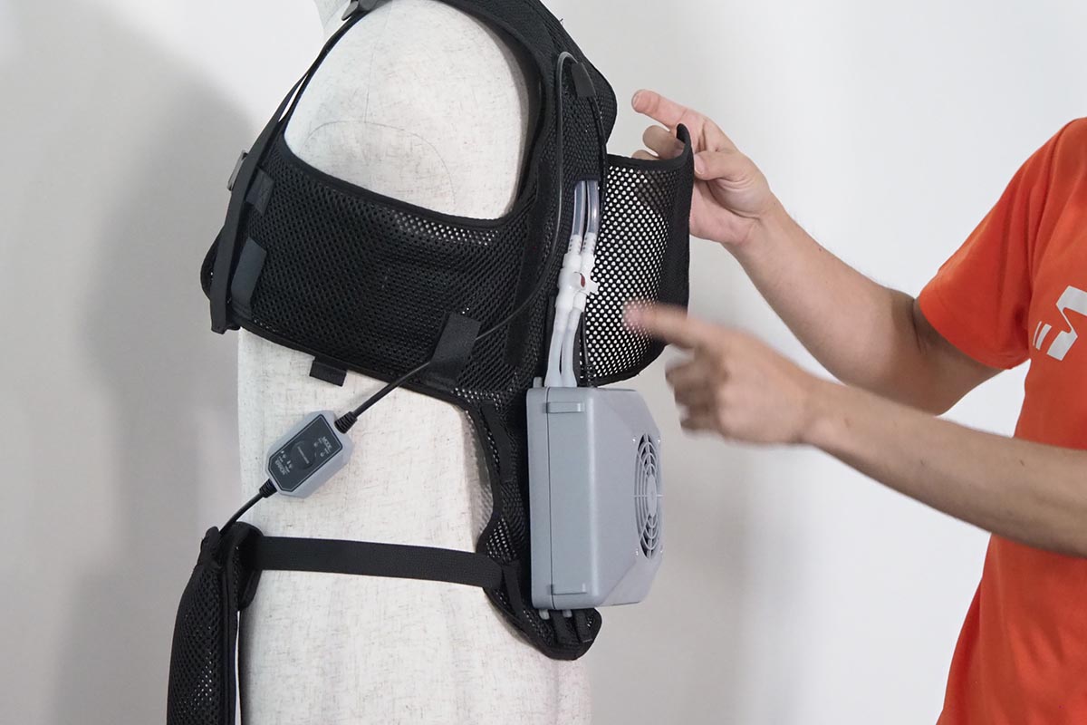 グレーの部分がペルチェチラーの本体部