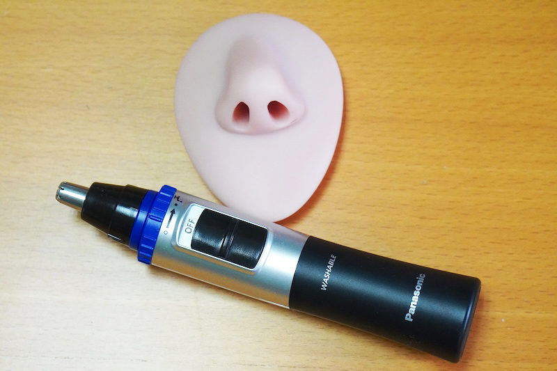 パナソニックのエチケットカッター「ER-GN32-K」と、Amazonで購入したシリコン製の鼻モデル。鼻モデルは3個セットとあったのに、届いたのは1個だけ。まぁ3個もいらんけど