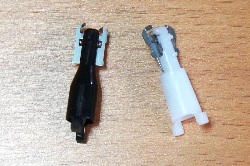 刃の違い。左がパナソニックで、右が某中華メーカーの「デュアルエッジ刃」。後者はエッジの鋭さに欠けるようにも見える