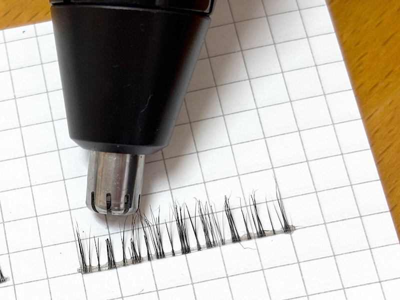 鼻の穴の環境は再現されないが、紙につけまつげを貼って、そこに鼻毛カッターを5秒間当てる方法を採った