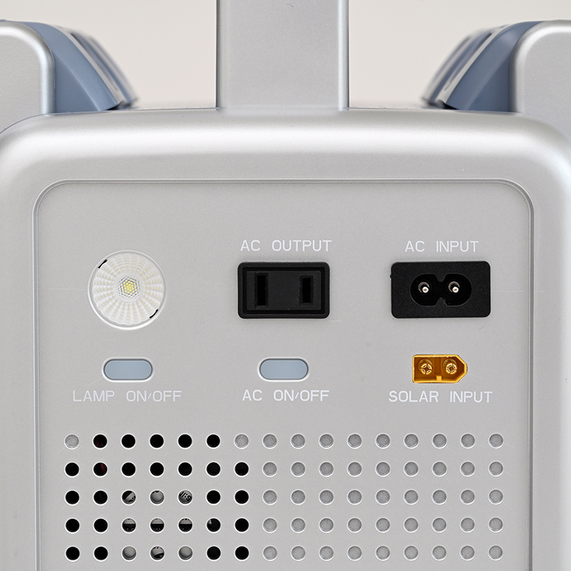 屋外や暗所での使用を想定したLEDライトも搭載