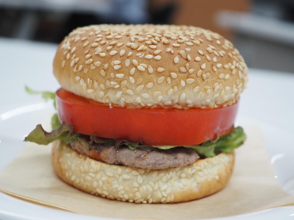 バンズで肉とレタスとトマトを挟んで完成