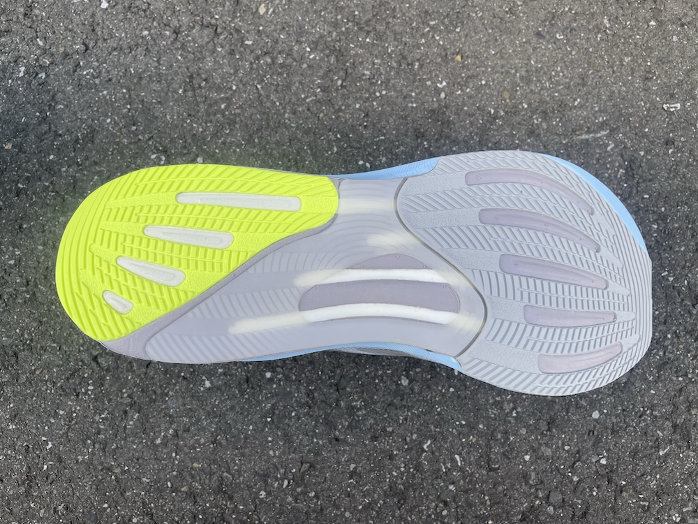 アスファルトやコンクリートといった舗装路で最高のグリップ性を発揮するアウトソール。こちらも前作を継承。高いサポート性とスムーズな体重移動を絶妙に両立した「サポートロッドシステム」を内蔵した