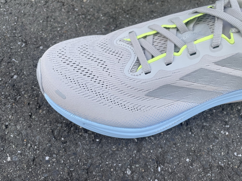 デザインが一新されたアッパーは、優しく足を包み込み、従来よりもさらにフィット感がよくなっている