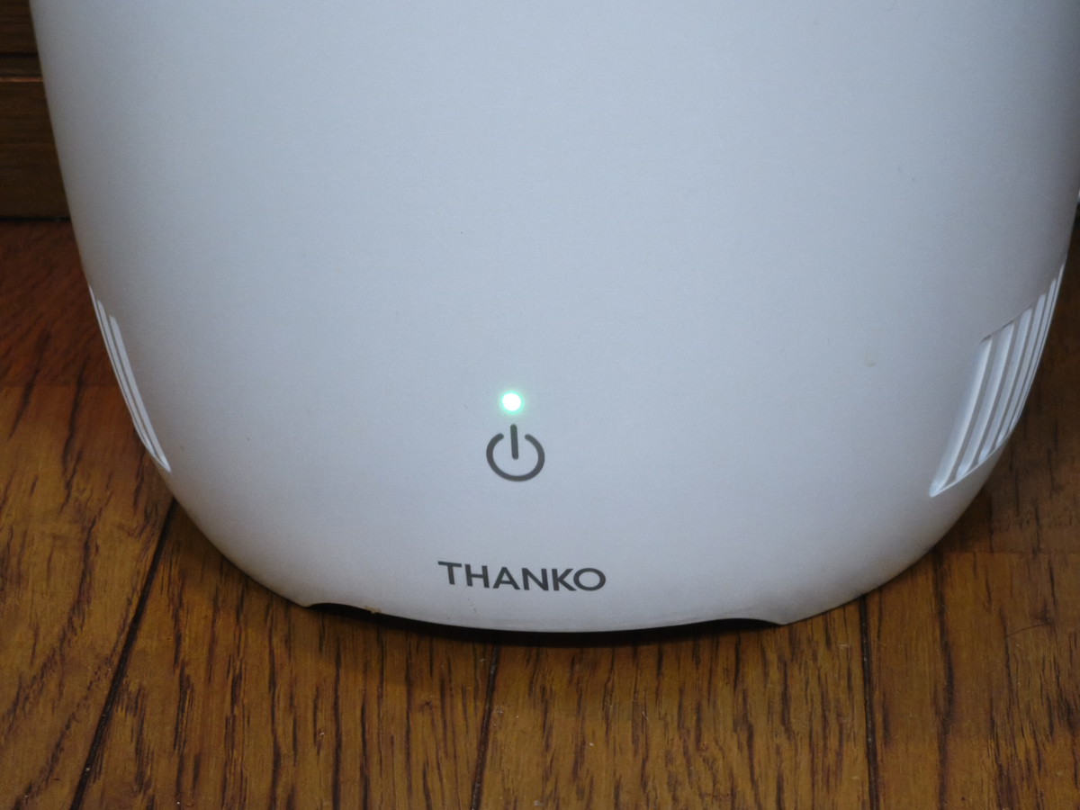 本体前面に電源ボタンを配置しており、緑は動作中、赤は停止中を表しています
