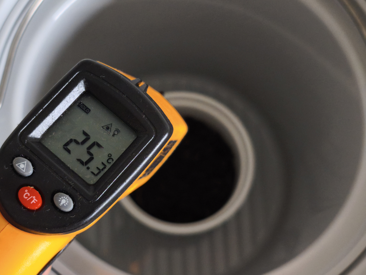 動作開始前の内バケツにコーヒーかすを入れて温度を計測したところ、約25℃でした