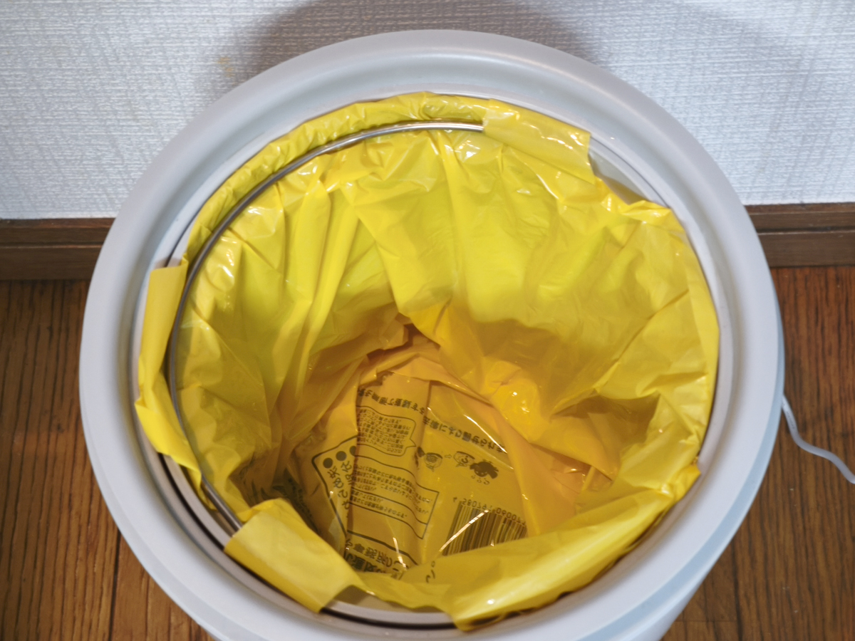 内バケツに自治体指定の5Lタイプのゴミ袋をはめたところ