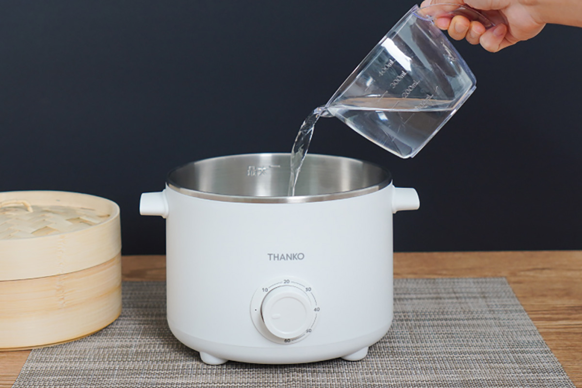 本体に水を入れ、せいろに食材をセットして、ダイヤルを回すだけで簡単に調理できる