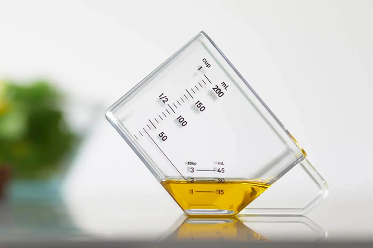 斜めに置くことで大さじ3杯までの計量にも対応