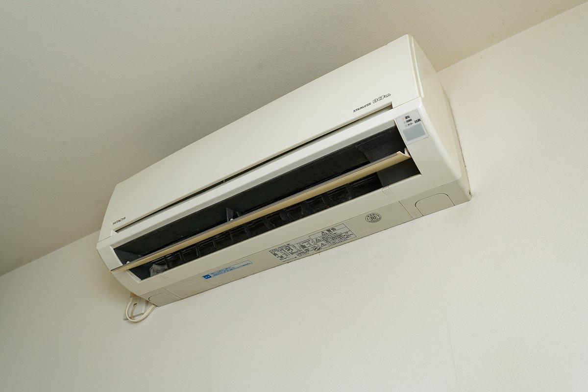 スマートではない普通のエアコンの使い方。古いモデルだとタイマー機能はあっても、外出先から好きなタイミングでオンオフすることはできない