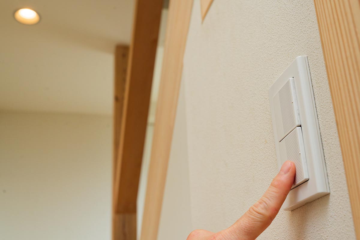 スマートではない室内照明。できるのは壁面スイッチを使ったオンオフ切り替えのみ