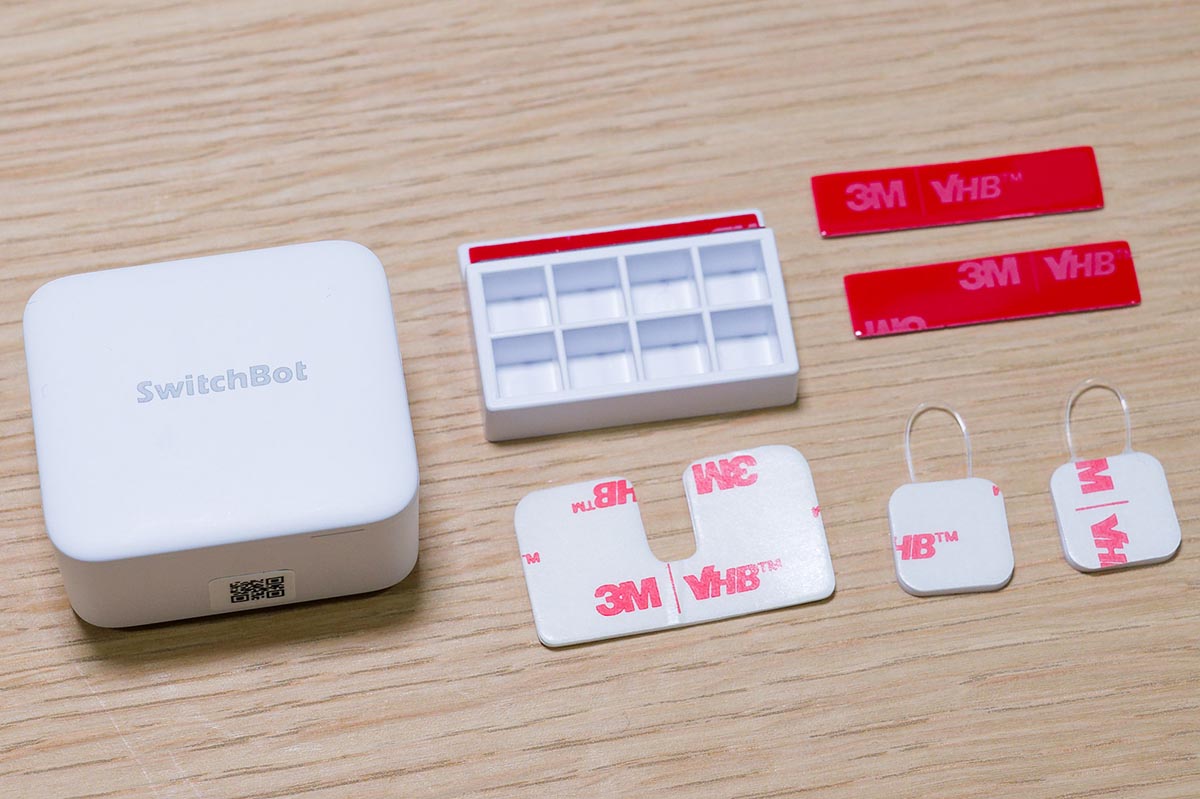 予備の両面テープや、トグル式のスイッチに使えるアタッチメントなどが付属