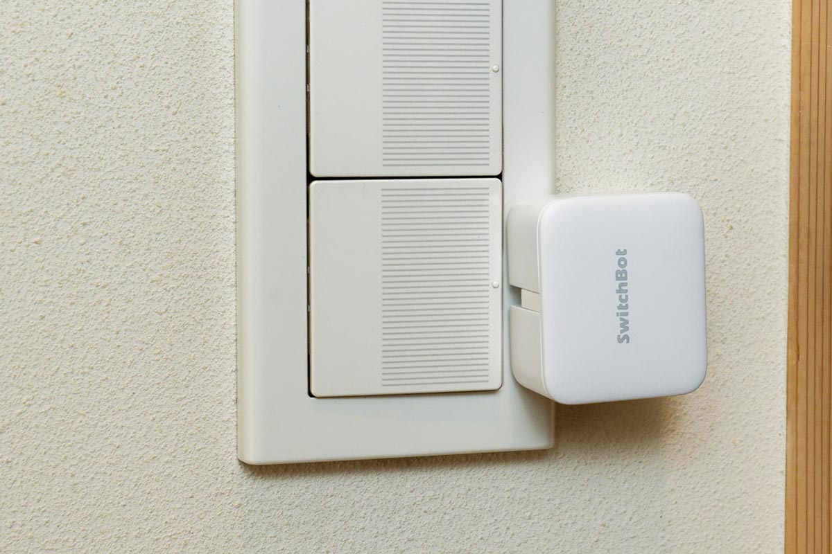 壁面スイッチの横に固定。これで照明のオンオフをスマートに切り替えられる