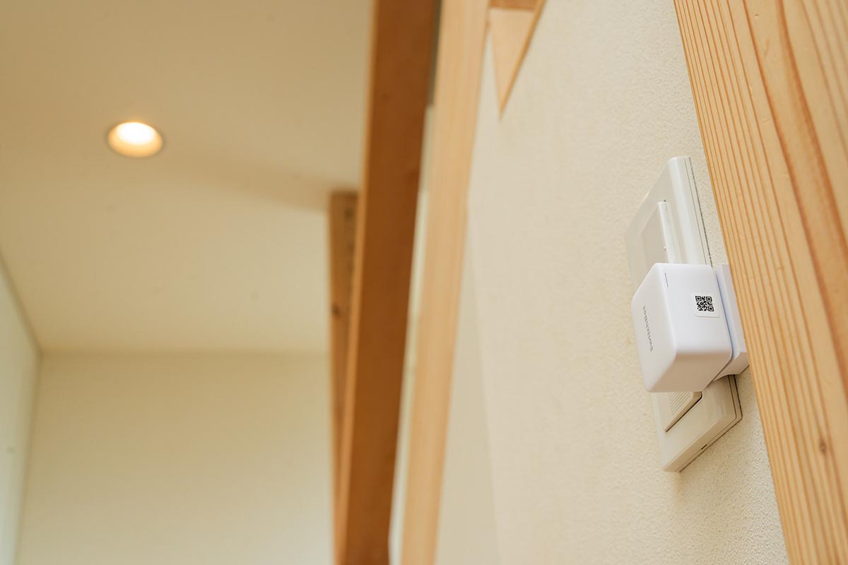 壁面スイッチの横に固定。これで照明のオンオフをスマートに切り替えられる