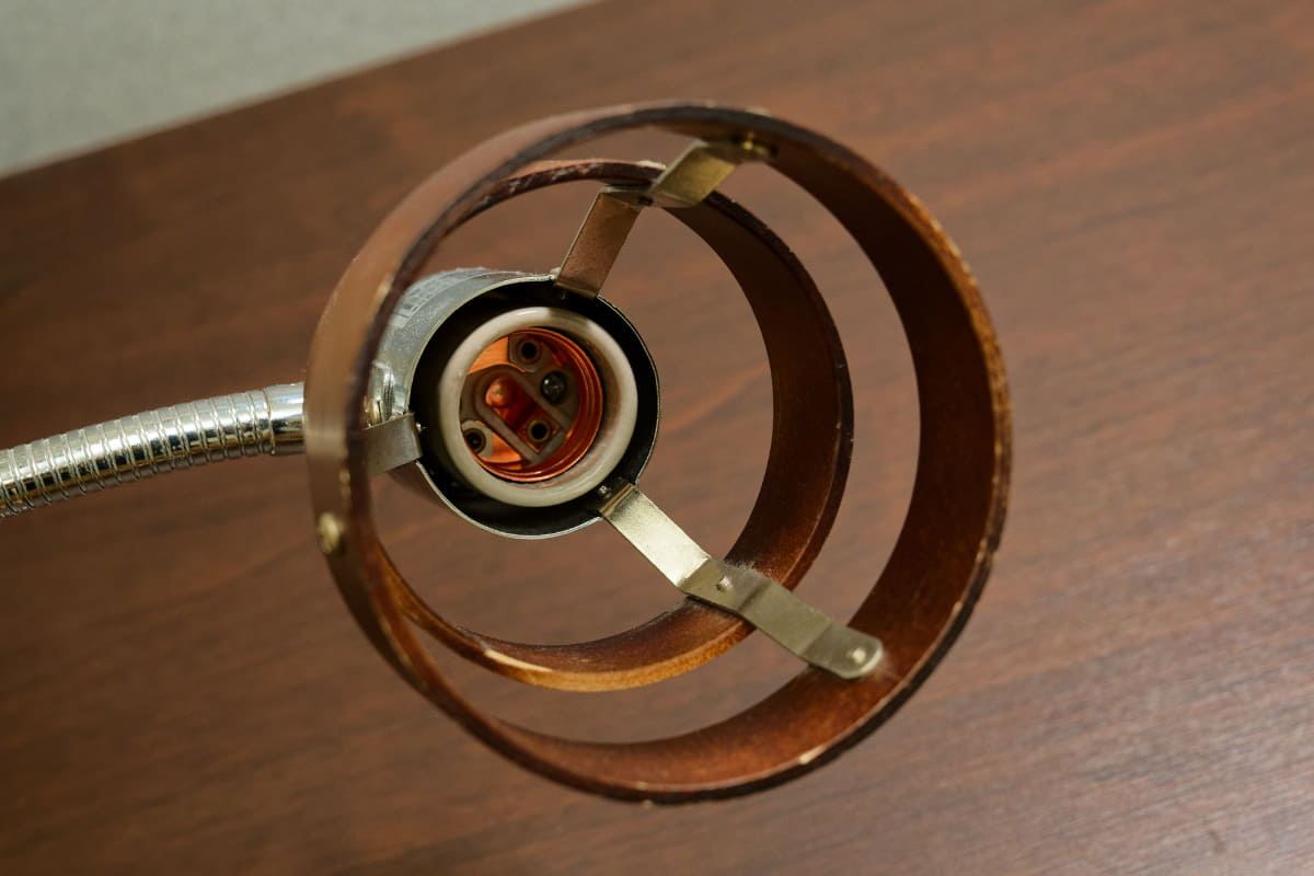 E26口金の電球ソケットに差し込んで、その電球ソケットの電源を入れればすぐ使える