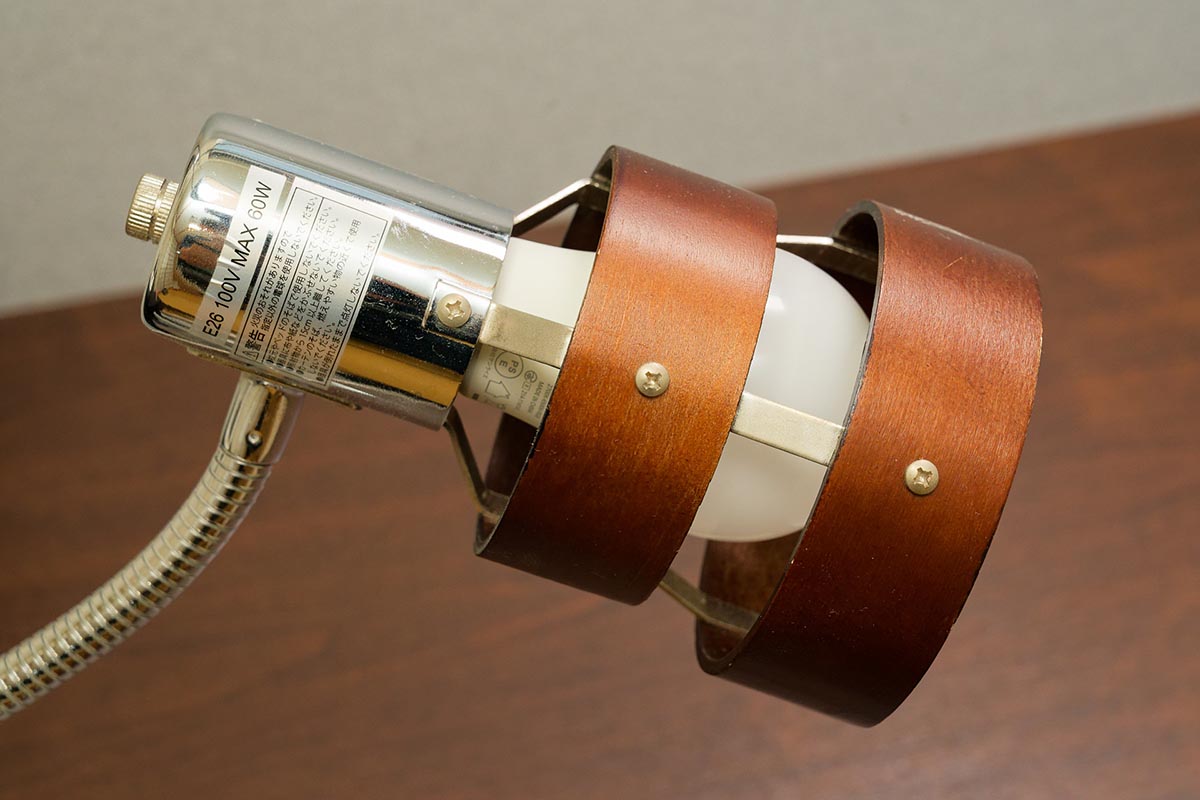 E26口金の電球ソケットに差し込んで、その電球ソケットの電源を入れればすぐ使える
