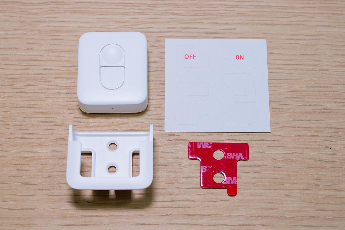 ホルダーや予備の固定用両面テープ、スイッチの機能を分かりやすくできるシールが付属