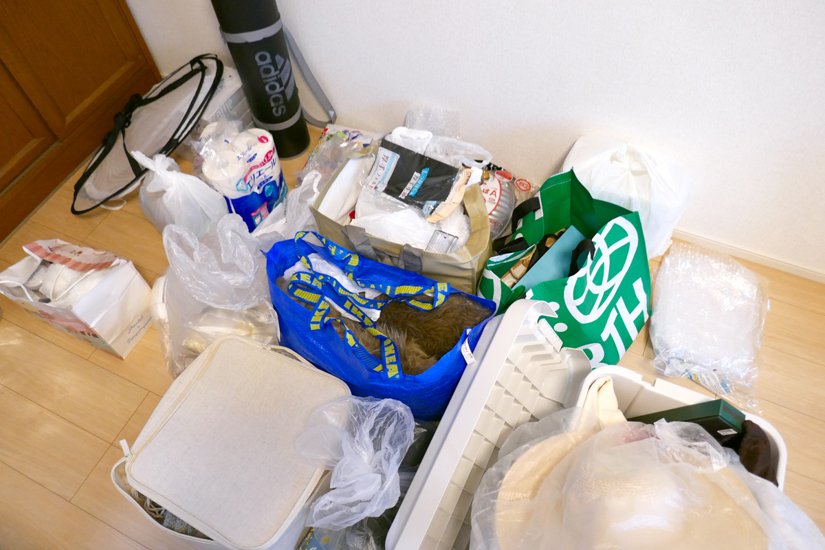 まずは「全出し」で持ち物を把握。写真は一部ですが、日用品のストックや趣味のもの、「これ、いつ買ったんだろう……?」と本人も忘れていたモノがいくつも発見されました