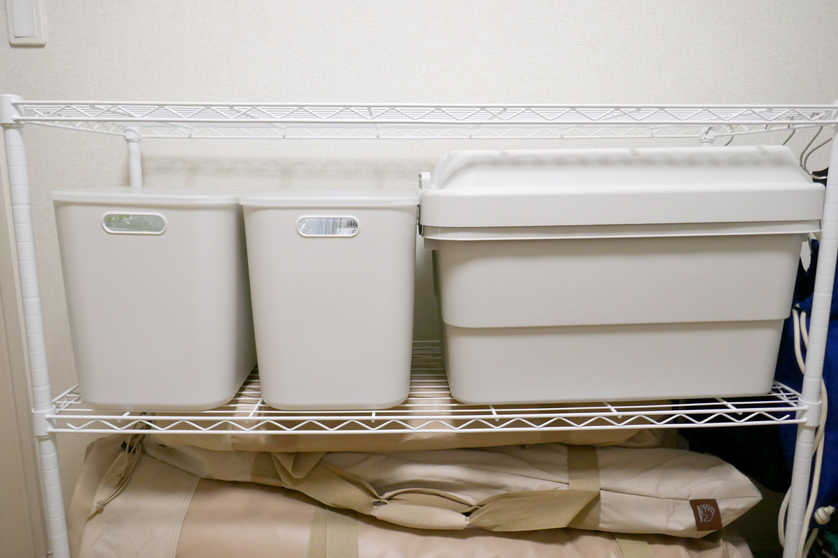 さらに水は無印良品の「やわらかポリエチレンケース・深」に入れて見た目もよく。段ボール1ケース分がほとんど入ります