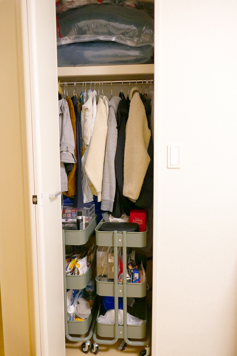 after。洗面所で使うストックは洗面所へ移動し、一部のアウトドアグッズは玄関収納にも移すことで、外に出ていたワゴンを入れられるスペースが生まれました