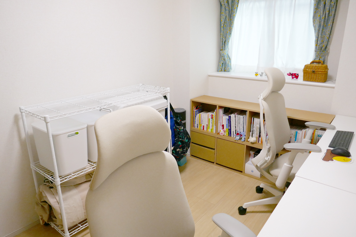 after。漫画は別のケースに入れ、取説を処分することですべて本棚内に収納できました