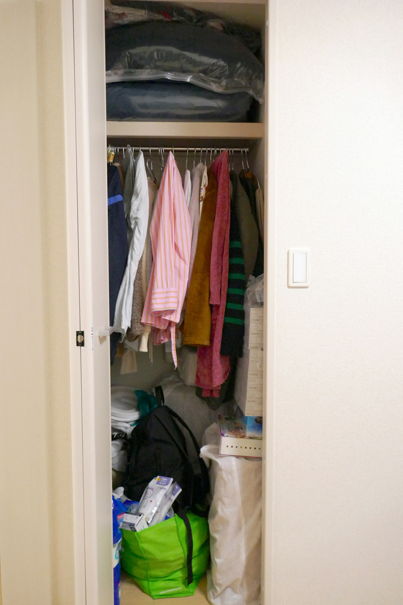 クローゼットのbefore。日用品のストックなどもこちらに詰め込まれています