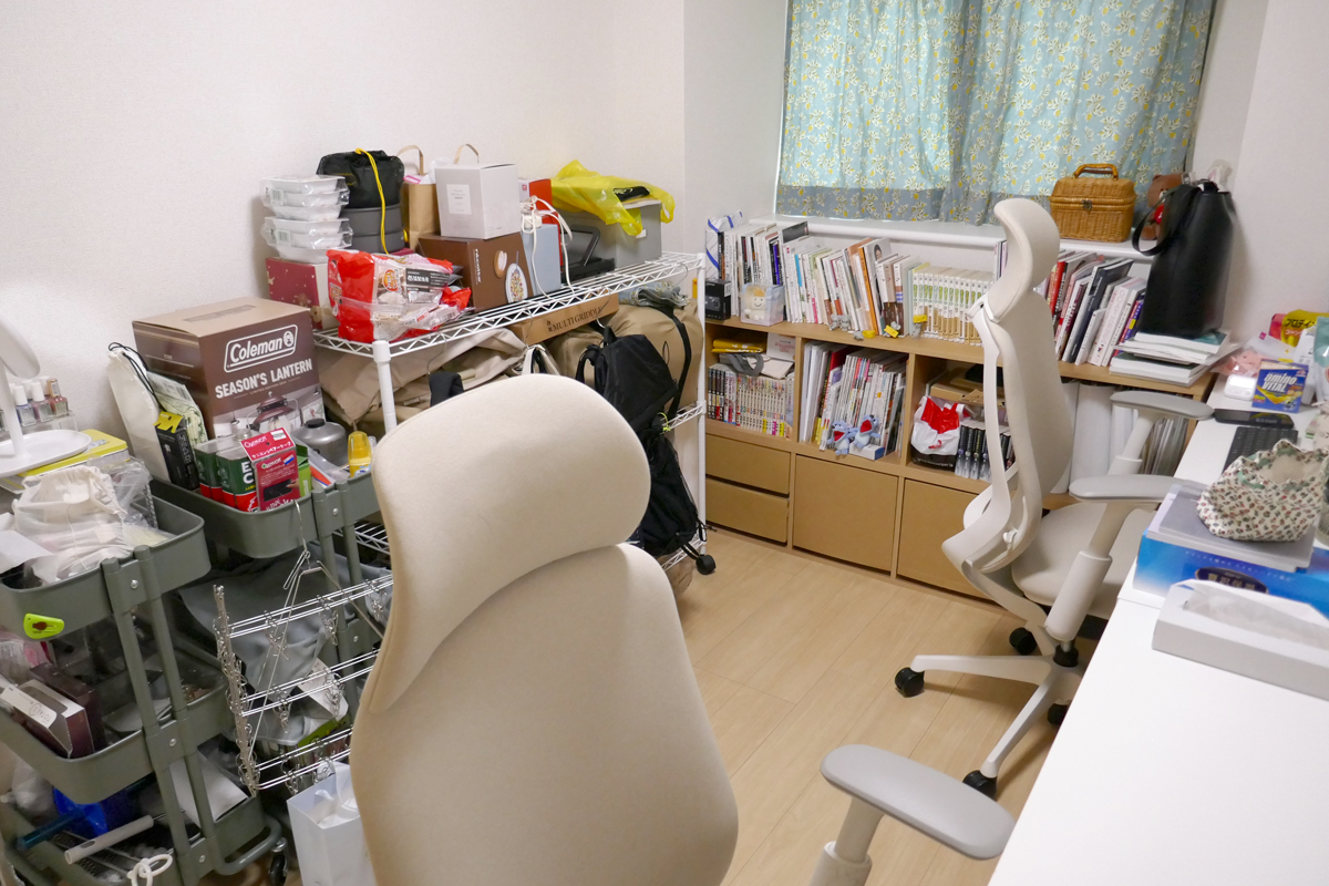 本棚のbefore。入りきらない本や漫画が棚の上にも