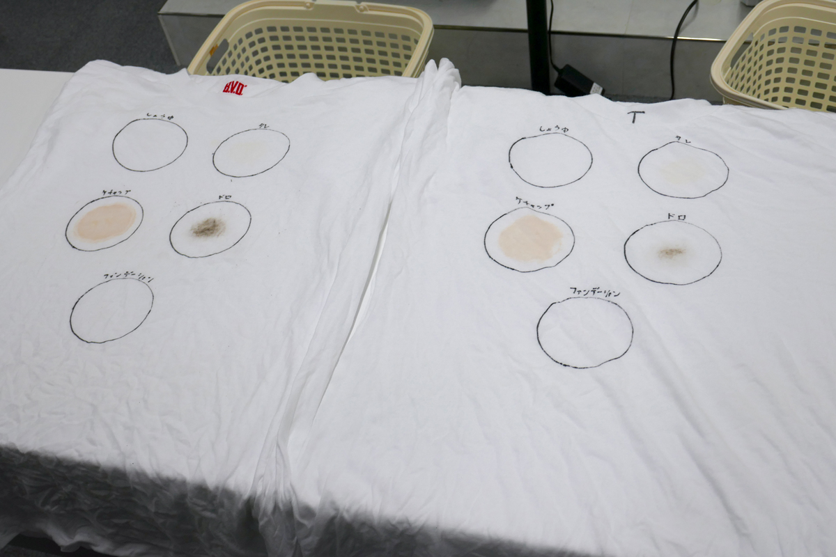 写真左は一般的な洗濯機、写真右は東芝「AW-10DPB5」で洗ったもの。泥汚れの落ち具合の差が特にわかりやすい