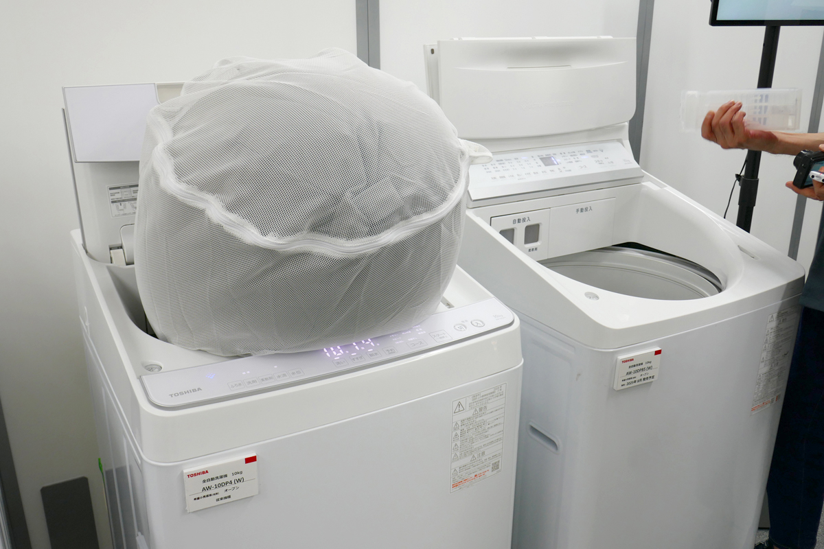 従来の洗濯機では投入口でつっかえてしまっていた大物も……