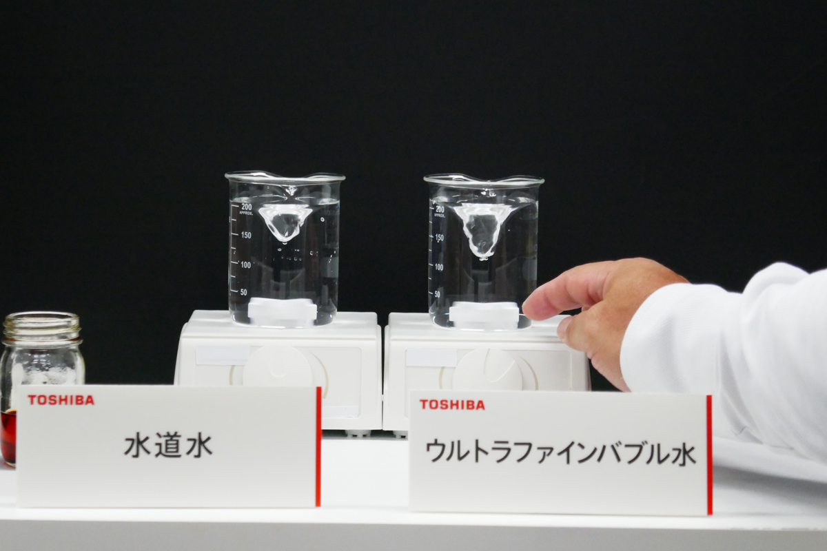ウルトラファインバブル水と水道水の汚れ落ち比較。それぞれ洗剤を入れている