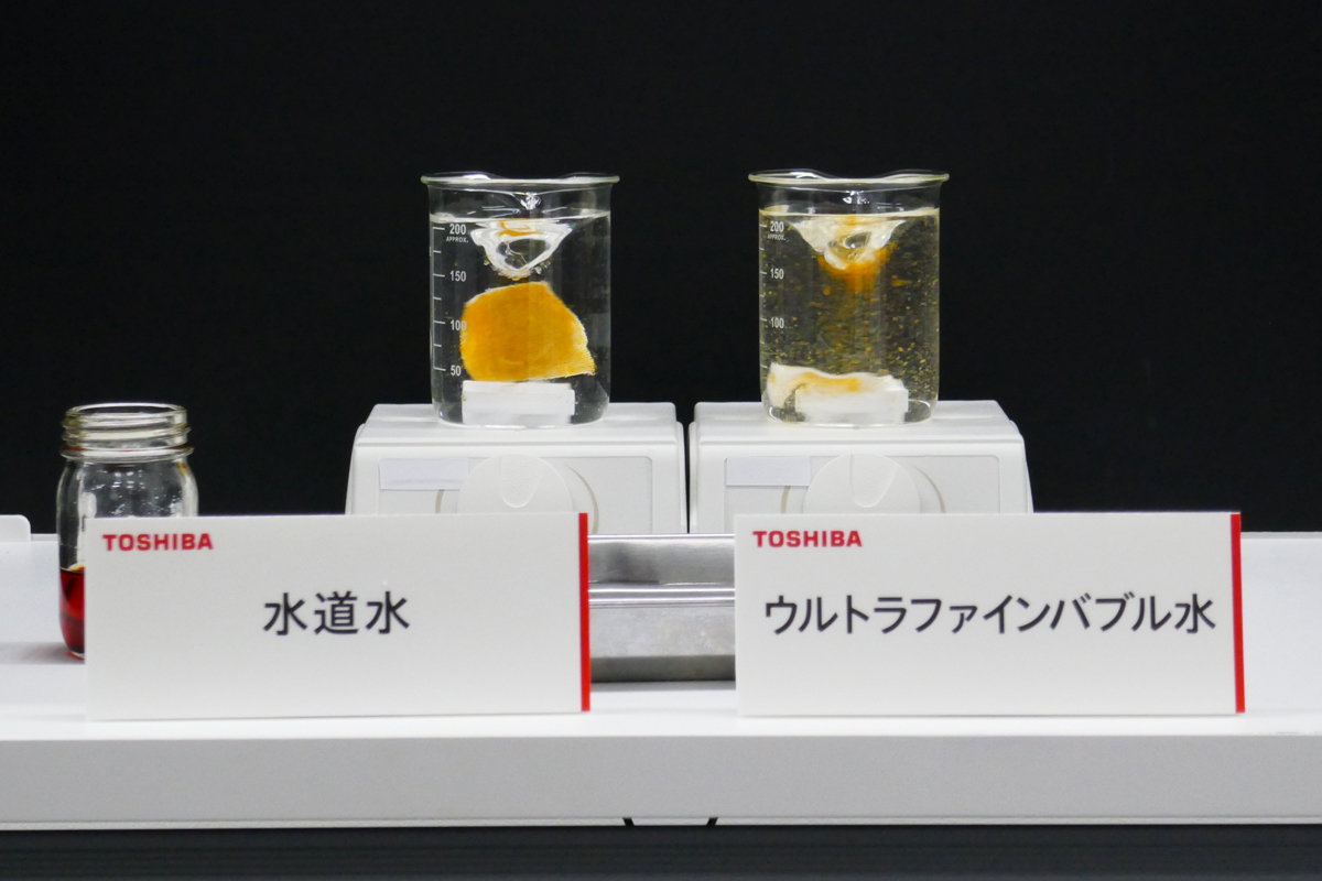 油汚れを付けた布を洗浄。ウルトラファインバブル水(写真右)のほうが早く汚れが落ちた