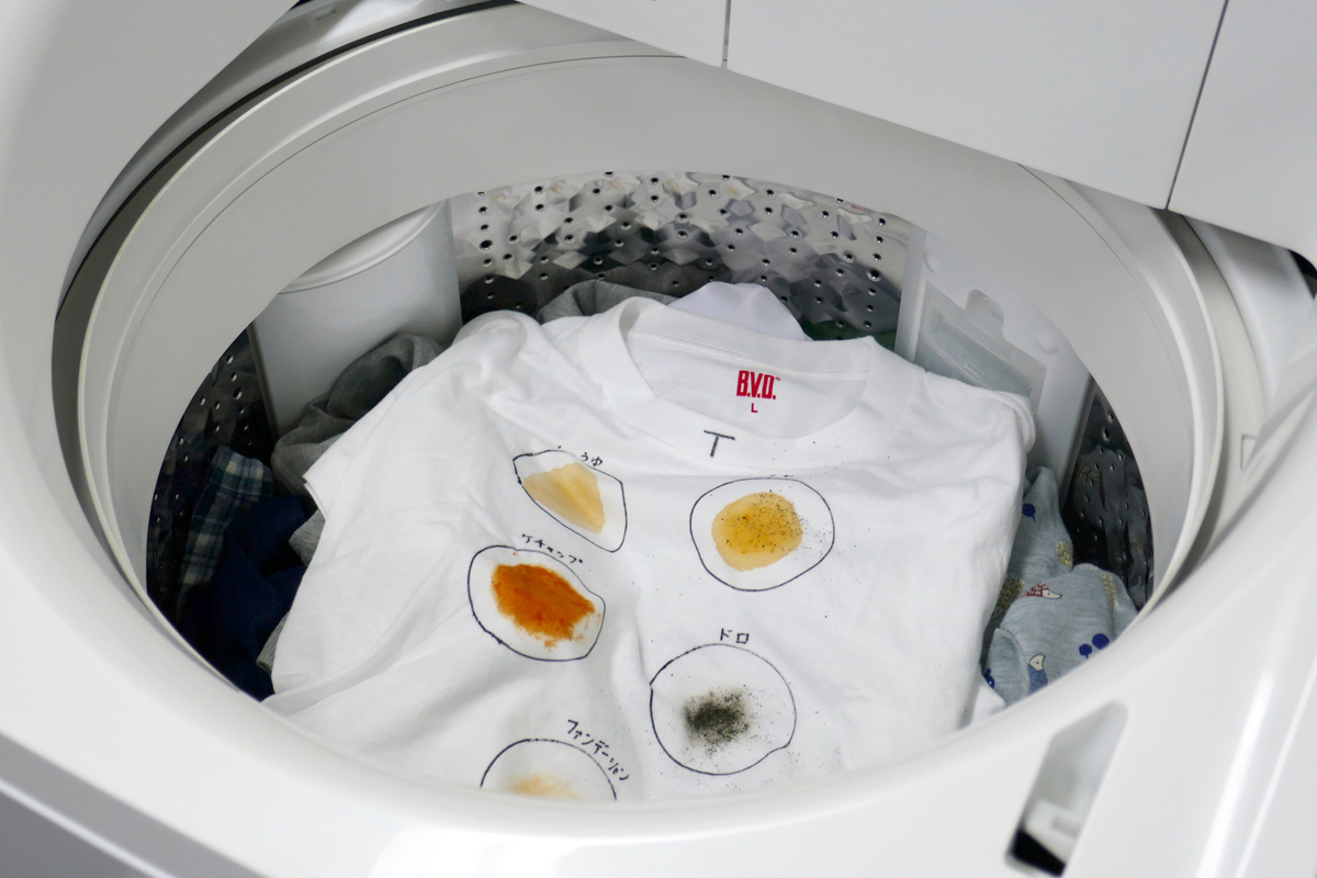 一般的な洗濯機との洗浄力比較。タテ型洗濯機では汚れのひどい衣類は一番下に入れることが推奨されているが、あえて一番上に