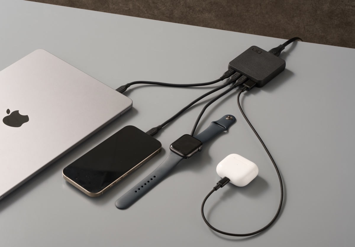 4台の機器を同時充電できる