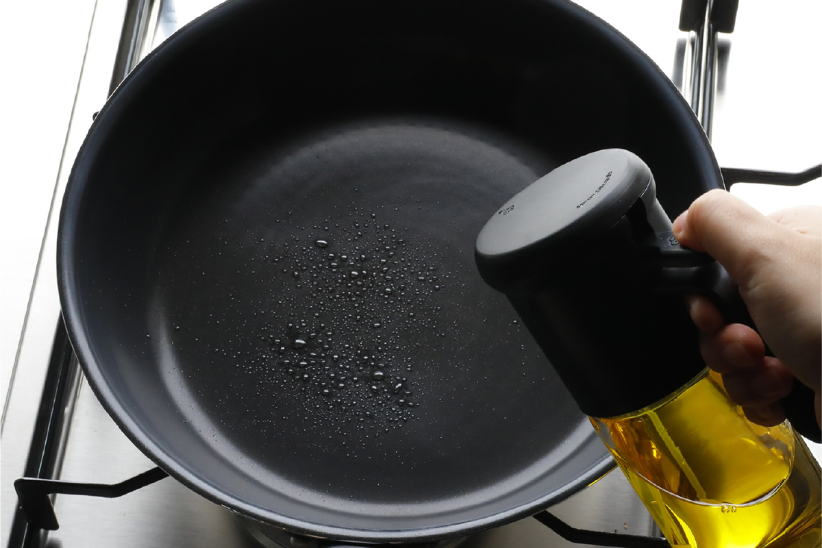 ワンプッシュで約0.5mlの油をふんわりと噴射できる