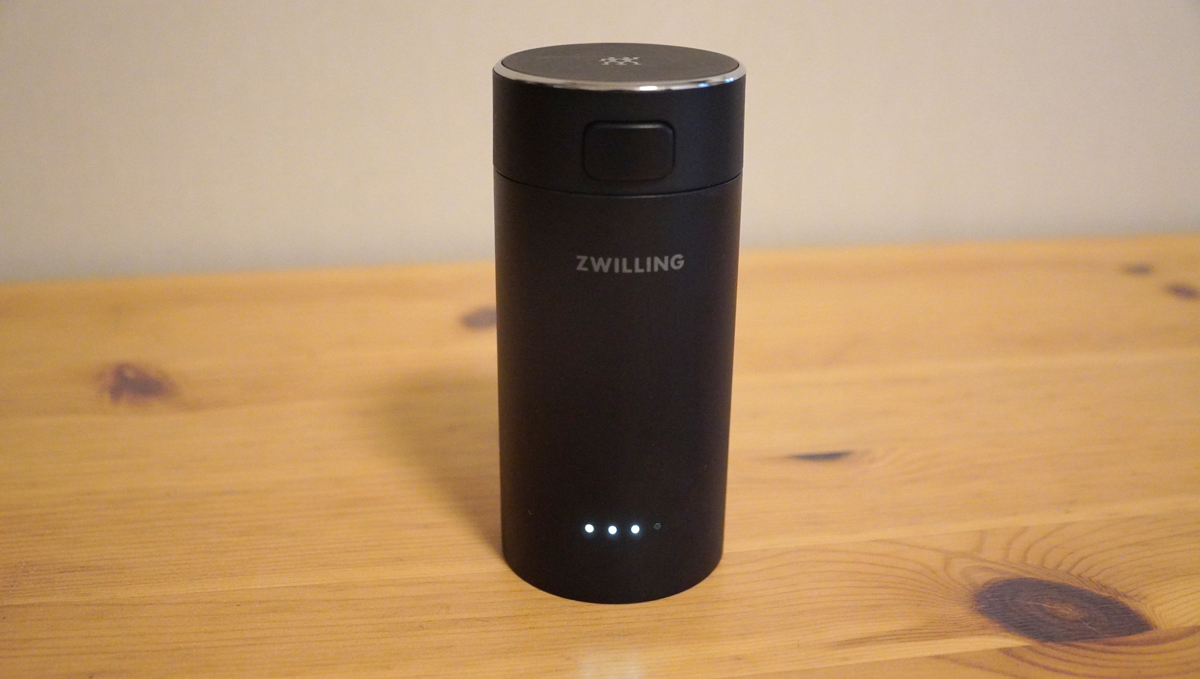 重量約200g、手のひらサイズのコンパクトなバッテリー。シリーズ共通で使用できる