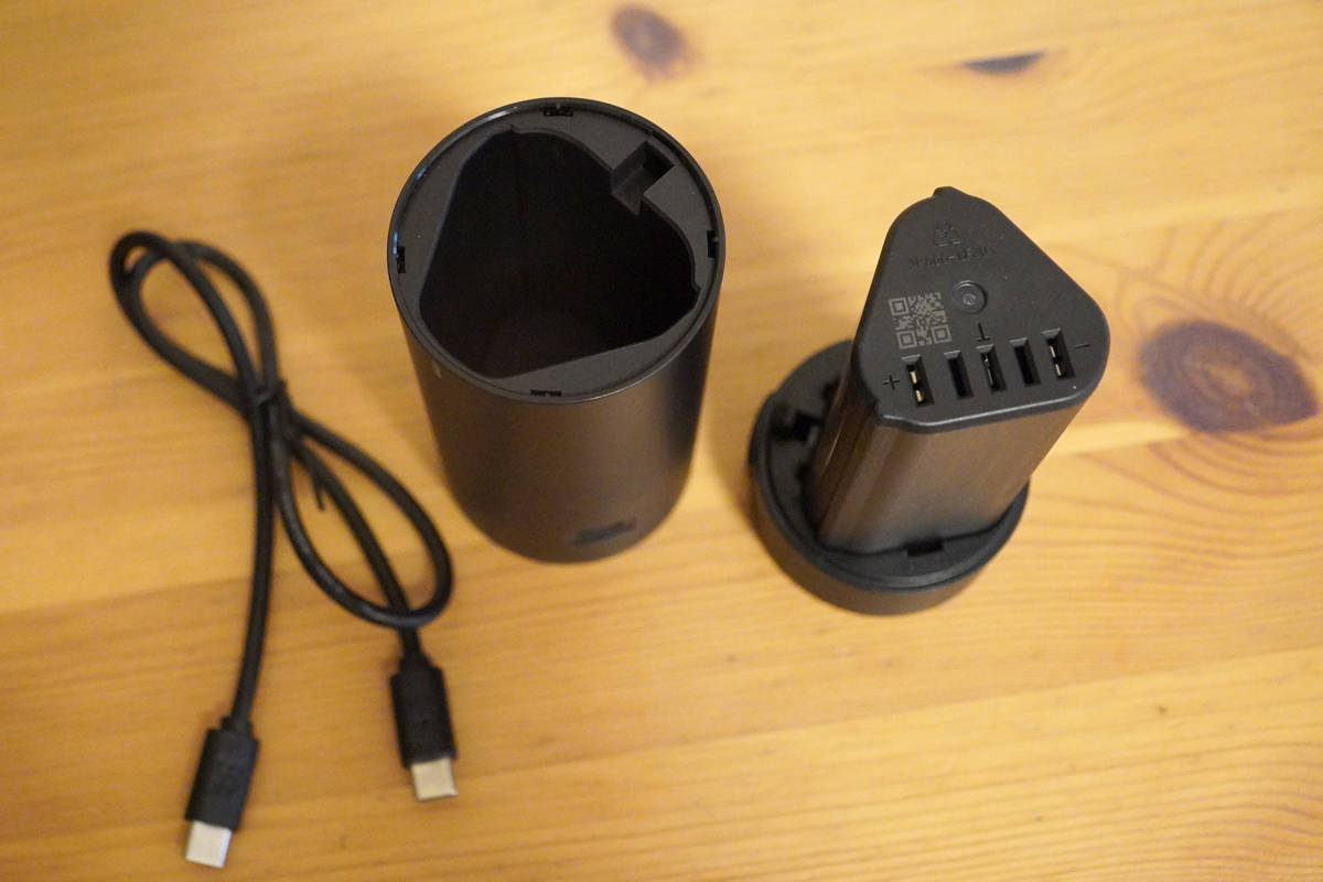 専用チャージャー。バッテリーをセットして、Type-Cの充電端子をつないで充電を行なう