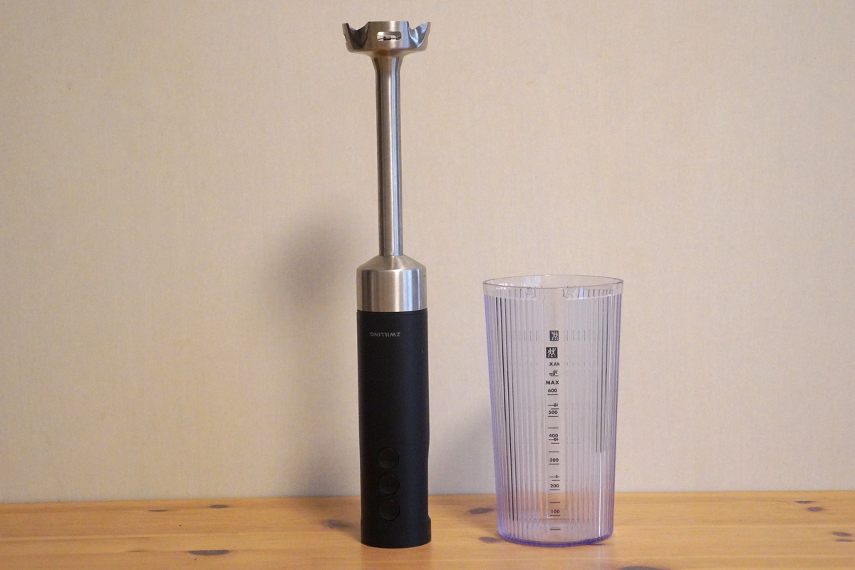 ハンドブレンダー。専用のカップも付属する。本体にシャフトを取り付けて使用する