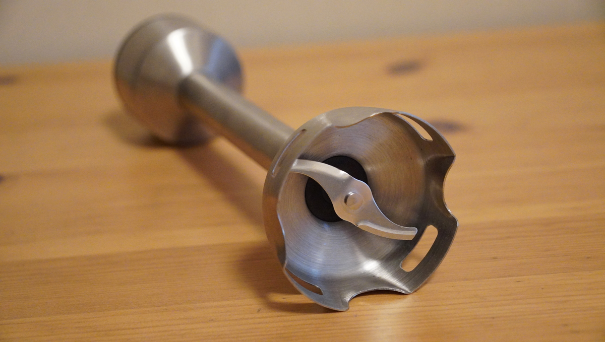 ブレンダーシャフト。ポタージュやスムージーの調理はもちろん、冷凍フルーツや氷も砕ける