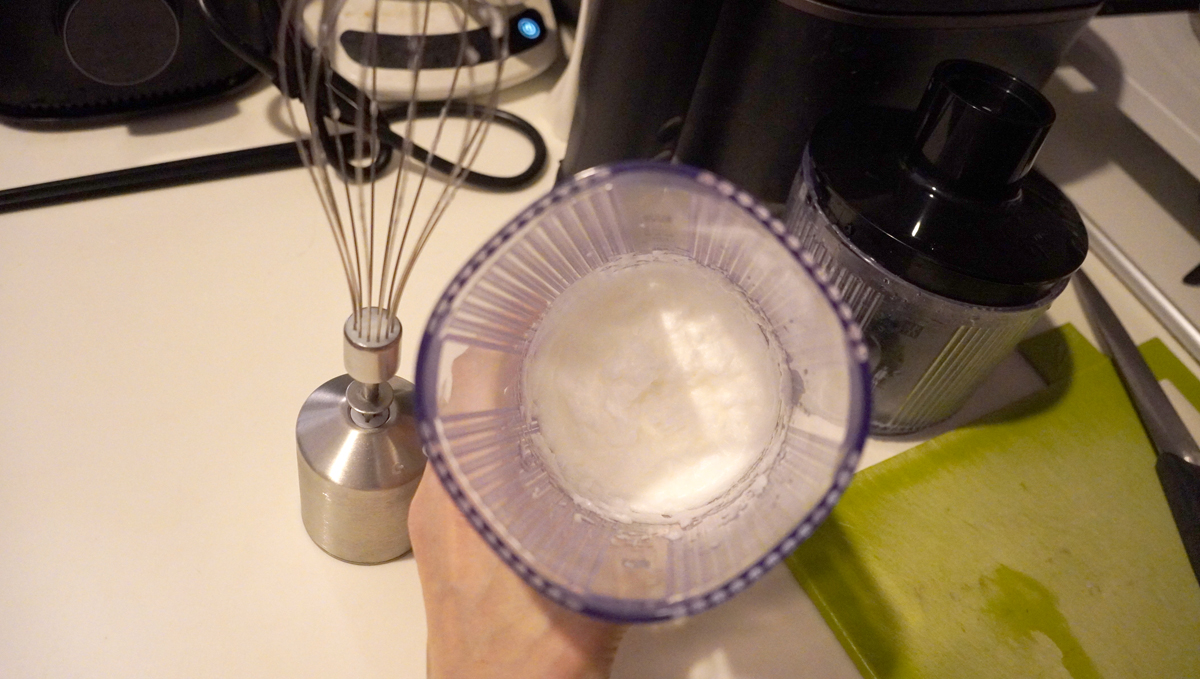 卵の白身を使ってメレンゲを泡立て。アタッチメントが軽くて本体が重いのと意外と長いこともあり長時間使用は少し疲れるが、コードがないのがやはり使いやすい