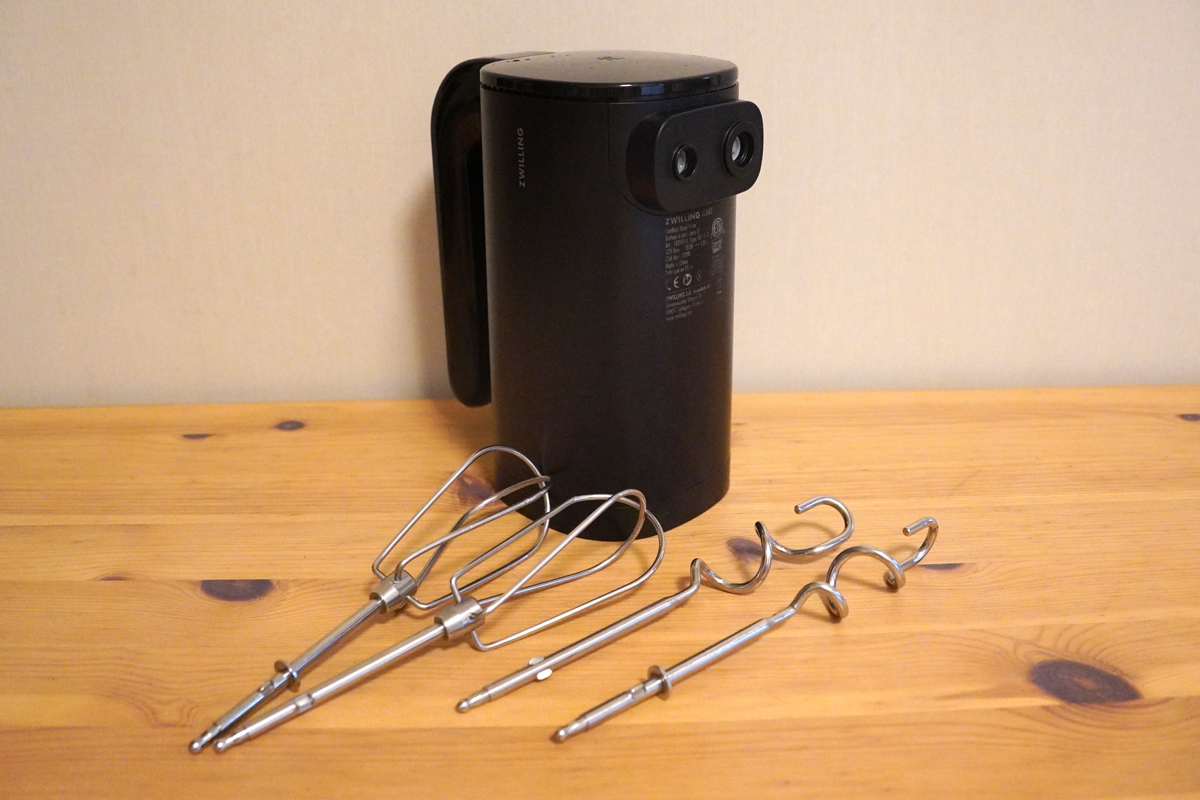 ハンドミキサー。泡立て用のビーターと生地を練るためのニーダーを付け替えて使える