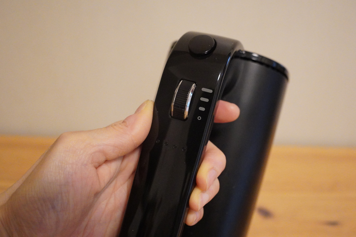 スピードは3段階で調整可能。操作部が手元にあり、使いやすい