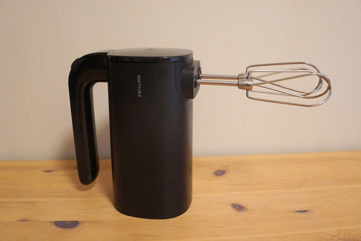 ビーターやニーダーを取り付けた状態でも本体が自立するのが使いやすい