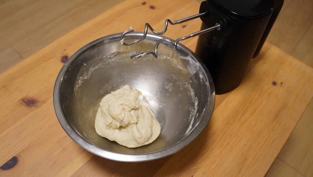 ただし、全体で1kg前後の重量があり、パン生地を15分ほど捏ねるのに使用した際は、捏ねる労力はないものの、ちょっとしたダンベル運動で、専用のスタンドが欲しくなった