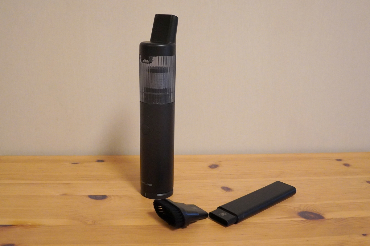 ハンディクリーナー。ブラシ付きノズルと長尺ノズルの2個のアタッチメントが付属する